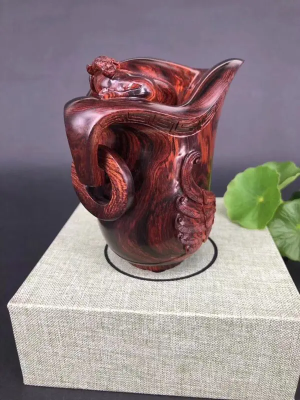 【海南黄花梨,紫油梨【龙凤杯】材质一流 花纹绚丽 色泽柔和 整体十分霸气 独特 收藏送礼首选 高90mm 直径58mm 克重235.5克】图5