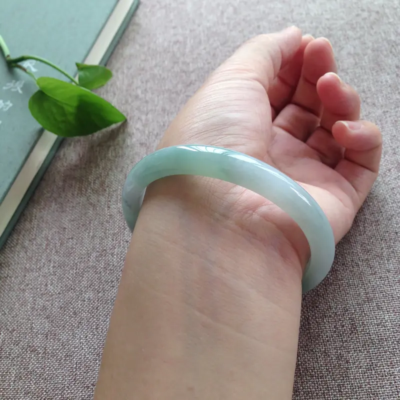 【贵妃:57.8/50.5-8.8-6.5 mm ,正圈56可戴,细糯绿,质地细腻 干净,条形秀气,翠绿明媚 惹眼】图9
