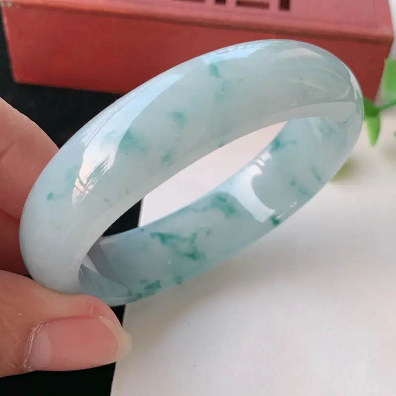 【天然A货翡翠_飘花翡翠贵妃手镯53.7mm,适合正圈51mm的佩戴,料子细腻,水润秀气,色泽鲜艳,迷人夺目,条形优雅,上手效果好】图5