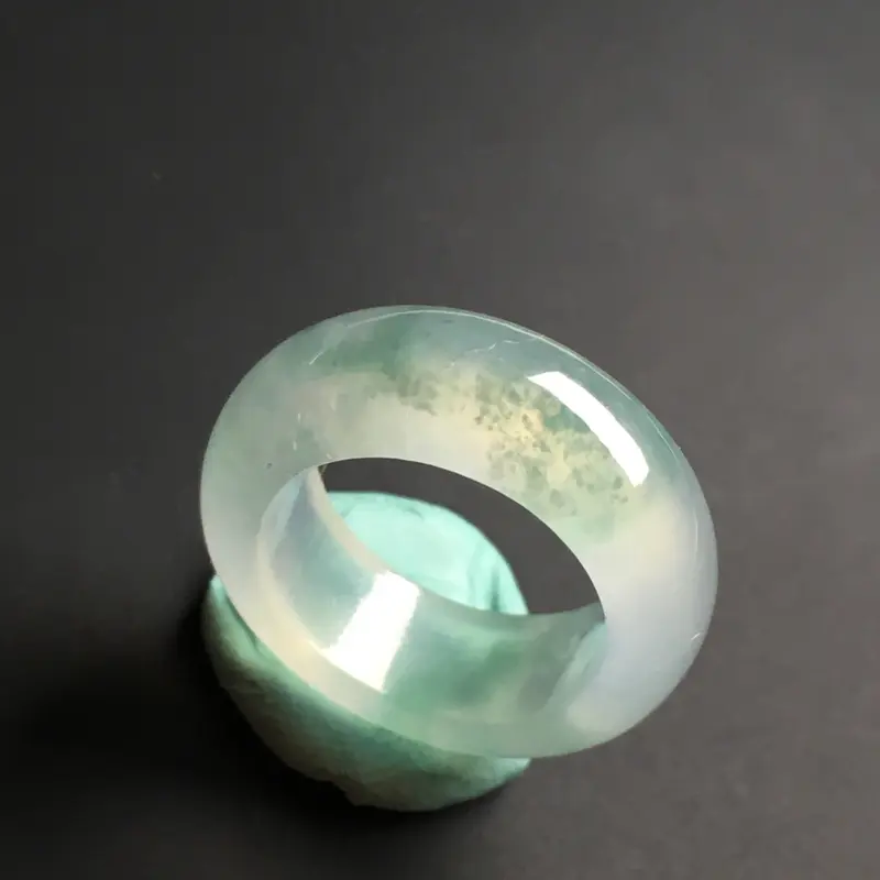 【【冰种飘花戒指】冰透水润 飘花灵动 饱满圆润 款式精美 指圈14 宽7 厚3】图1