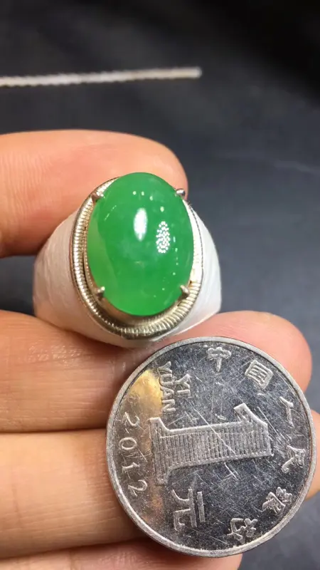 【超美的冰阳绿戒指面2号,镶嵌土豪戒指好材料,有种有色,水足色辣,饱满完美,尺寸14.8×10.6】图3