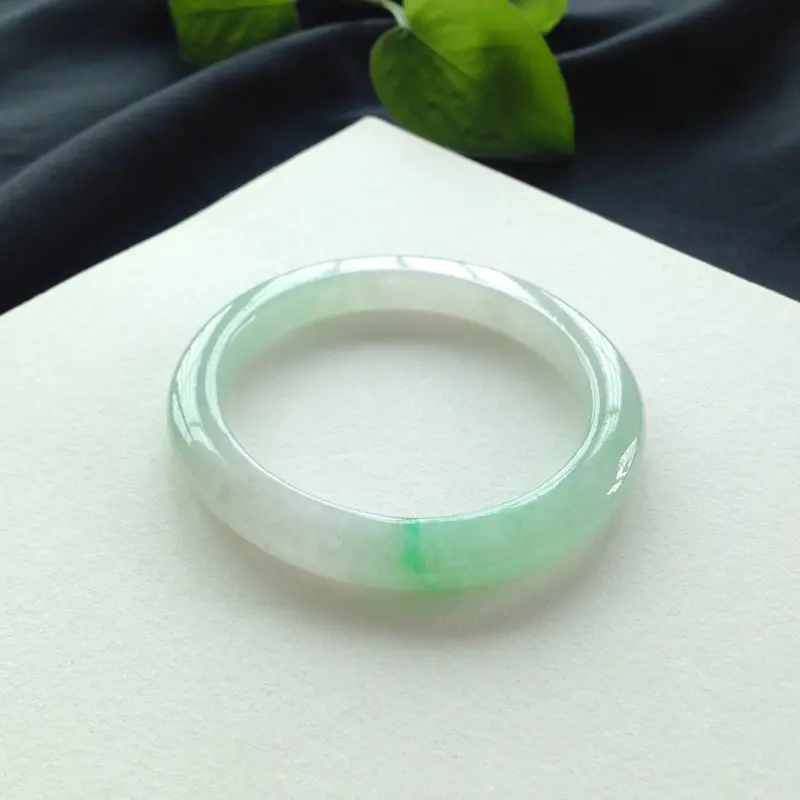 【贵妃:53.5/47-7.8-8 mm ,正圈51可戴,糯化春彩,质地细腻 干净,品相佳,翠绿明媚,淡淡的紫底】图1