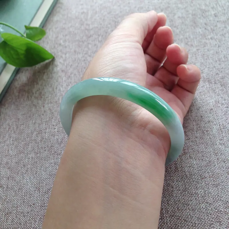 【贵妃:57.8/50.5-8.8-6.5 mm ,正圈56可戴,细糯绿,质地细腻 干净,条形秀气,翠绿明媚 惹眼】图5