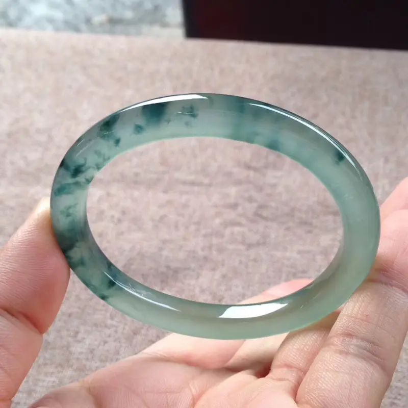 【老坑绿水底飘花贵妃镯,尺寸55.5*7*8.5/47(换正圈52/53)老坑种水,通透无比,清澈见底,起光起胶,花色漂亮雅致,微细纹】图3