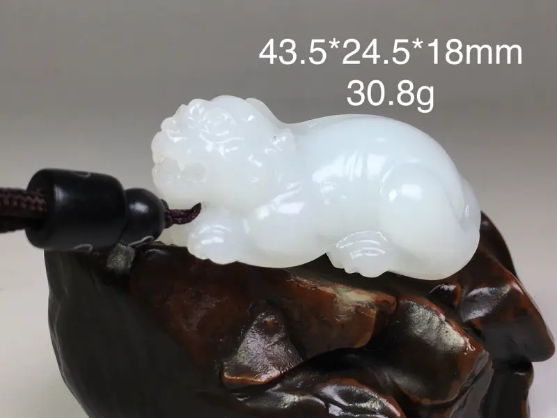 【精品优选💮
【瑞兽】30.8克
新疆和田玉山料 白度一级 料子细腻 质地油润 密度无颗粒 油性十足 苏工雕刻 瑞兽貔貅 生动形象 怀古刚毅 招财辟邪 守护平安 收藏级别 规格43.5*24.5*18mm###】图1