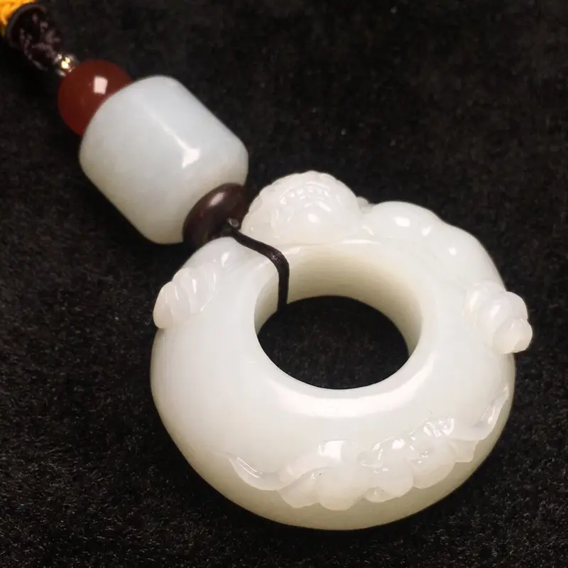 【【手把件 貔貅扣】
规格约:48/48.2/18.6/mm
重量约:80.8g
精品和田玉,天然和田玉,老坑俄料,精雕而成,料子温润细腻,精致雕刻,线条柔美,生动形象,古色古香,精美绝伦,品相极好】图2
