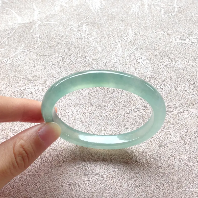 【冰种飘花贵妃手镯,短径45.5,正圈52可佩戴,冰莹光泽, 起荧光,花儿清新脱俗,完美!】图3