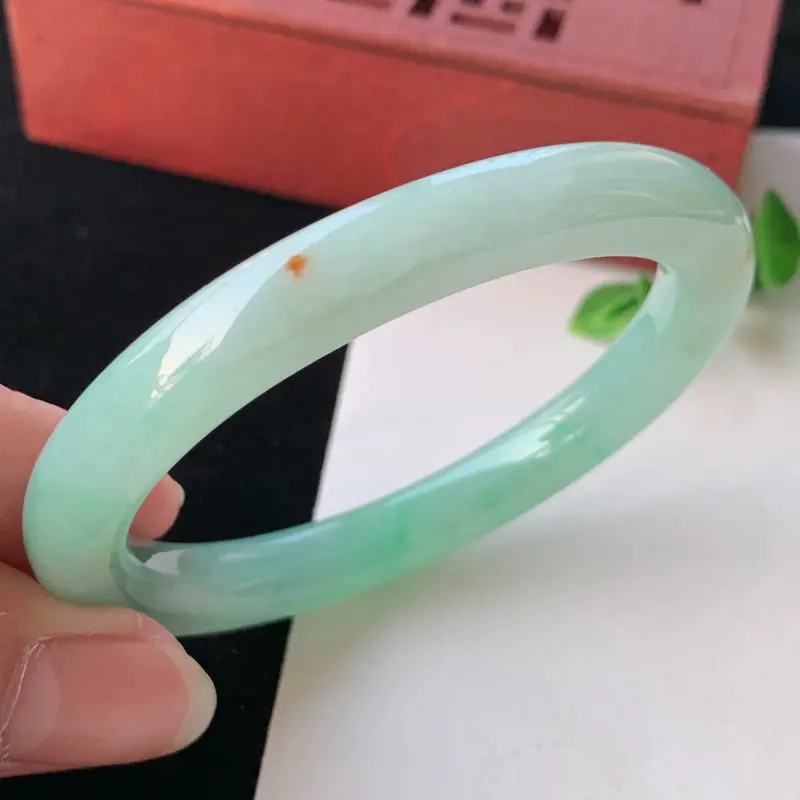 【天然A货翡翠_淡绿翡翠贵妃手镯52.5mm,适合正圈50mm的佩戴,料子细腻,水润秀气,色泽鲜艳,迷人夺目,条形优雅,上手效果好】图5