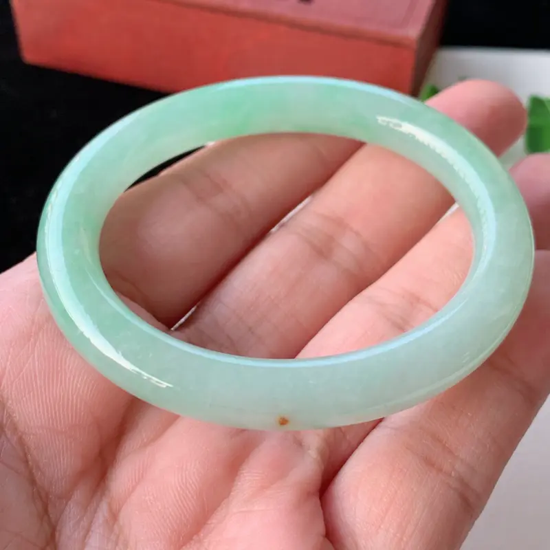 【天然A货翡翠_淡绿翡翠贵妃手镯52.5mm,适合正圈50mm的佩戴,料子细腻,水润秀气,色泽鲜艳,迷人夺目,条形优雅,上手效果好】图9