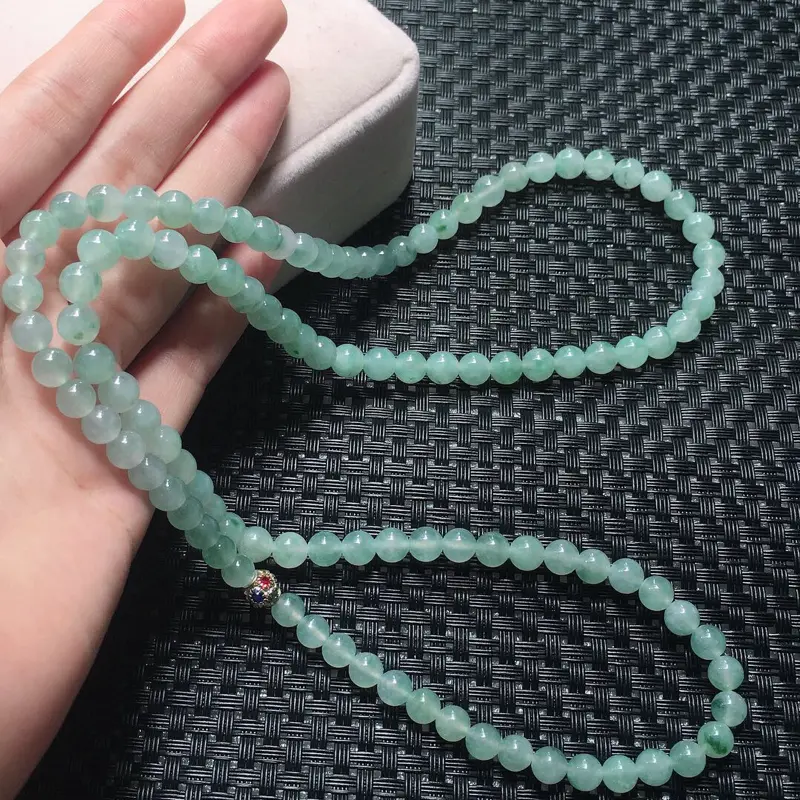 【缅甸翡翠飘花圆珠项链,自然光实拍,颜色漂亮,玉质莹润,佩戴佳品,单颗尺寸:7.0mm,108颗,重59.46克###】图3