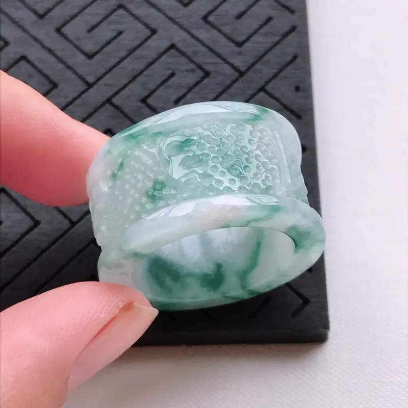 【莹润飘花扳指,内径21/15.3/4.3,雕工精细 玉质细腻水润,底色漂亮,种水好】图7