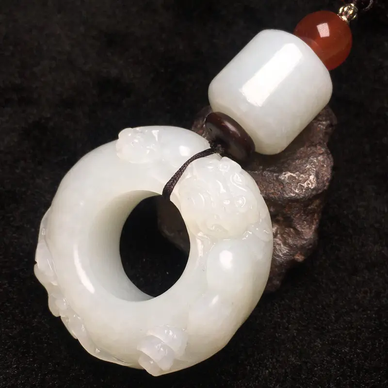 【【手把件 貔貅扣】
规格约:48/48.2/18.6/mm
重量约:80.8g
精品和田玉,天然和田玉,老坑俄料,精雕而成,料子温润细腻,精致雕刻,线条柔美,生动形象,古色古香,精美绝伦,品相极好】图1
