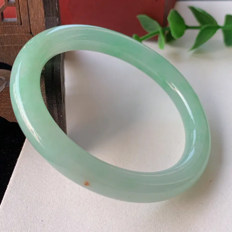 【天然A货翡翠_淡绿翡翠贵妃手镯52.5mm,适合正圈50mm的佩戴,料子细腻,水润秀气,色泽鲜艳,迷人夺目,条形优雅,上手效果好】图1