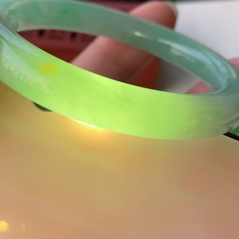 【天然A货翡翠_淡绿翡翠贵妃手镯52.5mm,适合正圈50mm的佩戴,料子细腻,水润秀气,色泽鲜艳,迷人夺目,条形优雅,上手效果好】图10