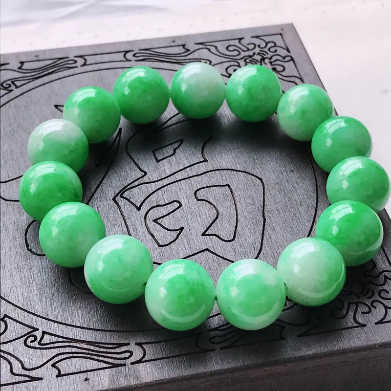 【糯种阳绿手链,尺寸14.5,雕工精细 玉质细腻水润,底色漂亮,种水】图9