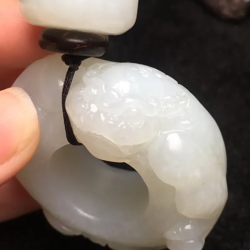 【【手把件 貔貅扣】
规格约:48/48.2/18.6/mm
重量约:80.8g
精品和田玉,天然和田玉,老坑俄料,精雕而成,料子温润细腻,精致雕刻,线条柔美,生动形象,古色古香,精美绝伦,品相极好】图4