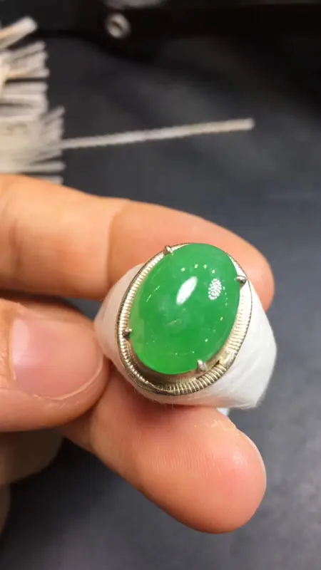 【超美的冰阳绿戒指面2号,镶嵌土豪戒指好材料,有种有色,水足色辣,饱满完美,尺寸14.8×10.6】图4
