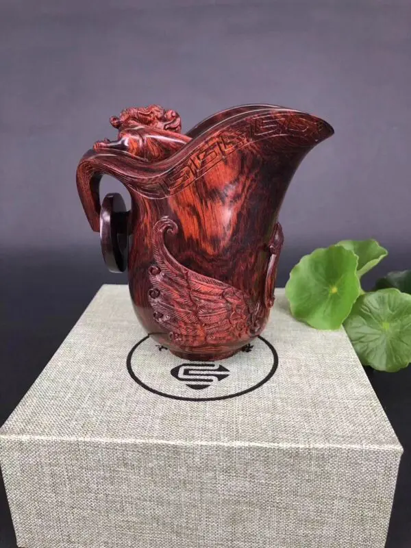 【海南黄花梨,紫油梨【龙凤杯】材质一流 花纹绚丽 色泽柔和 整体十分霸气 独特 收藏送礼首选 高90mm 直径58mm 克重235.5克】图1