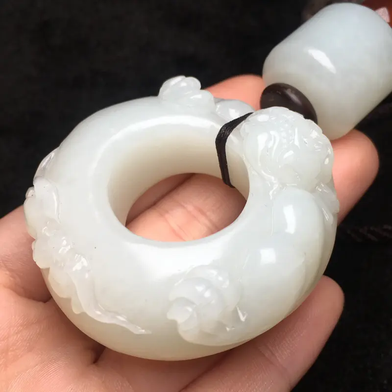 【【手把件 貔貅扣】
规格约:48/48.2/18.6/mm
重量约:80.8g
精品和田玉,天然和田玉,老坑俄料,精雕而成,料子温润细腻,精致雕刻,线条柔美,生动形象,古色古香,精美绝伦,品相极好】图5