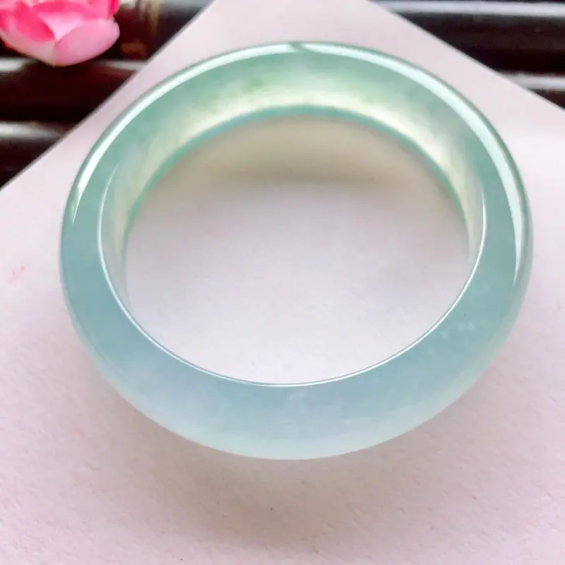 【正圈55.2mm,高冰蓝晴绿底色手镯,高冰的料子,起荧光,水头特别棒~均匀的底色,神秘幽静,宛如湖水一般平静!!】图2