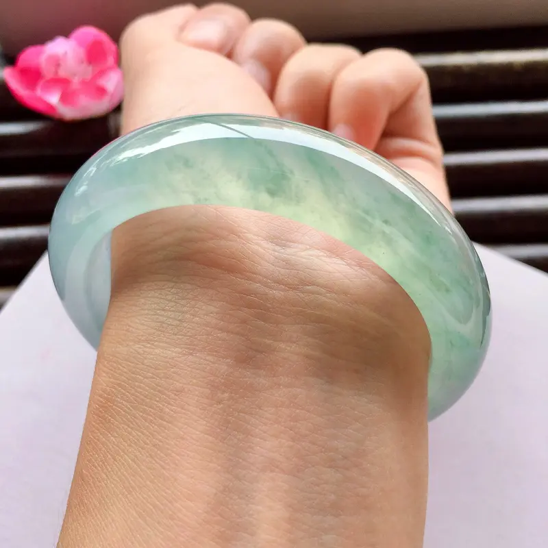 【正圈55.2mm,高冰蓝晴绿底色手镯,高冰的料子,起荧光,水头特别棒~均匀的底色,神秘幽静,宛如湖水一般平静!!】图6