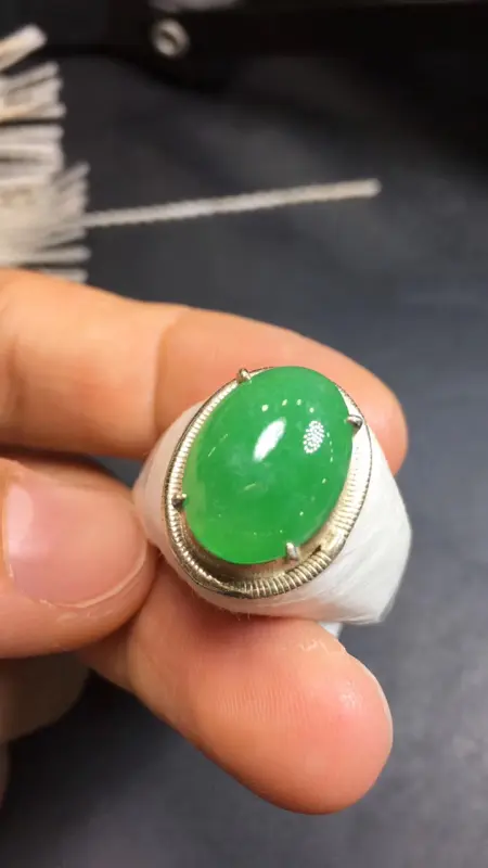 【超美的冰阳绿戒指面2号,镶嵌土豪戒指好材料,有种有色,水足色辣,饱满完美,尺寸14.8×10.6】图5