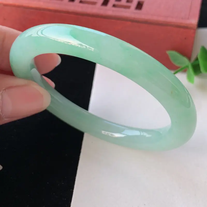 【天然A货翡翠_淡绿翡翠贵妃手镯52.5mm,适合正圈50mm的佩戴,料子细腻,水润秀气,色泽鲜艳,迷人夺目,条形优雅,上手效果好】图2