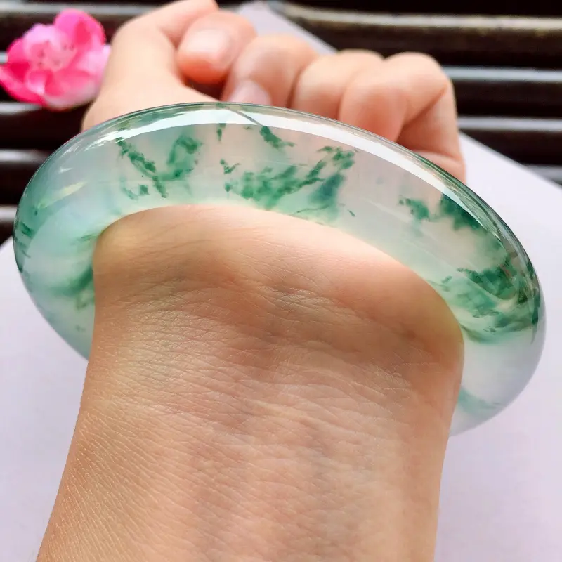 【圆条60.8mm,高冰飘蓝花大圈口手镯,起强莹光,刚性满满!很冰润冰透,水头十足!飘花灵气飘洒,很有意境感!纯净的底子,更显唯美气氛!上手衬种水,光感更强,提升质感!美得很有感觉!】图4