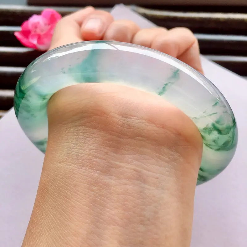 【圆条60.8mm,高冰飘蓝花大圈口手镯,起强莹光,刚性满满!很冰润冰透,水头十足!飘花灵气飘洒,很有意境感!纯净的底子,更显唯美气氛!上手衬种水,光感更强,提升质感!美得很有感觉!】图8