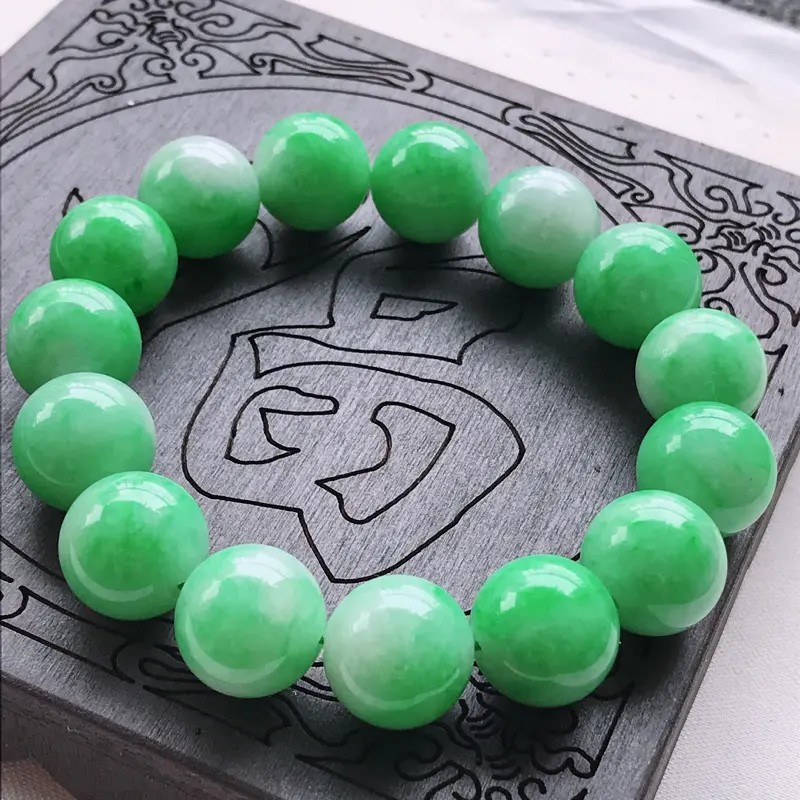 【糯种阳绿手链,尺寸14.5,雕工精细 玉质细腻水润,底色漂亮,种水】图11