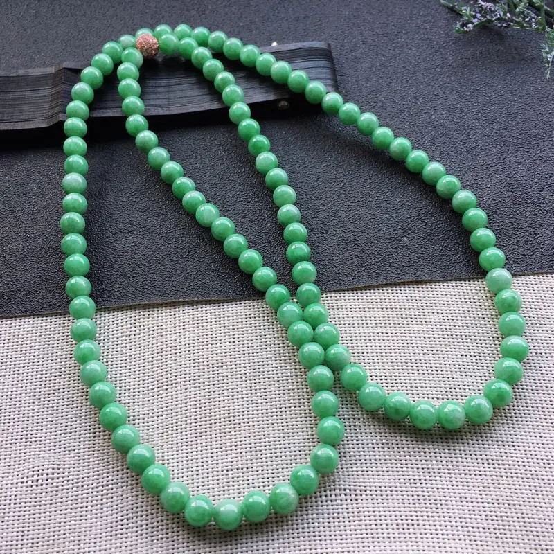 【精品翡翠毛衣链,雕工精美,玉质莹润,尺寸:链长:720MM,玉:7.2MM,总质量:70.2g】图1