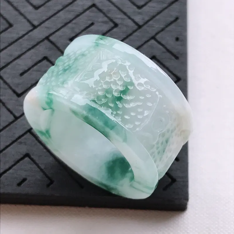【莹润飘花扳指,内径21/15.3/4.3,雕工精细 玉质细腻水润,底色漂亮,种水好】图3