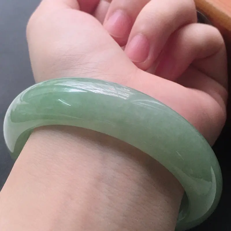 【缅甸翡翠56圈口正圈手镯,自然光实拍,颜色漂亮,玉质莹润,佩戴佳品,尺寸:56.8*15.7*8.4mm,重71.66克】图8