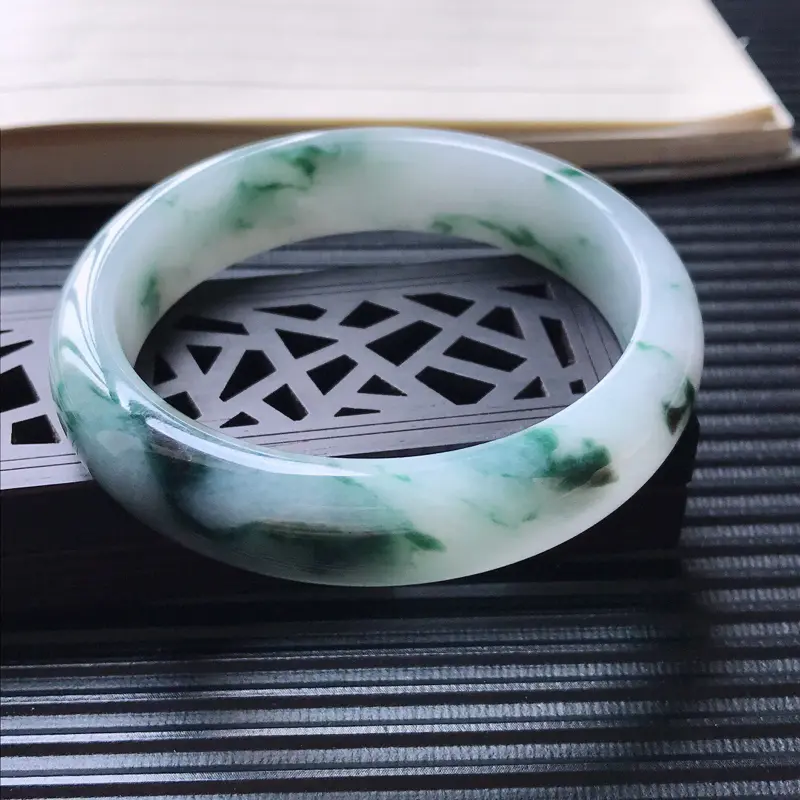 【天然翡翠A货细糯种飘花正圈宽边手镯,尺寸55.5-13.4-7.3mm,玉质细腻,种水好 ,胶感十足,底色好,上手效果漂亮】图2