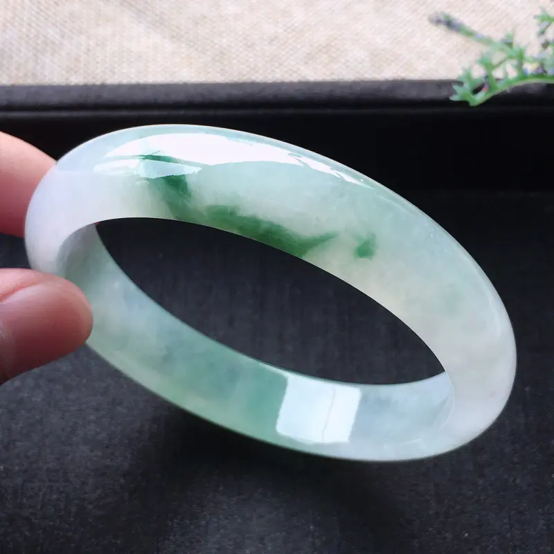 【精品翡翠手镯,雕工精美,玉质莹润,尺寸:内径:58.8MM,玉:13.1*7.1MM,总质量:50.6g】图1
