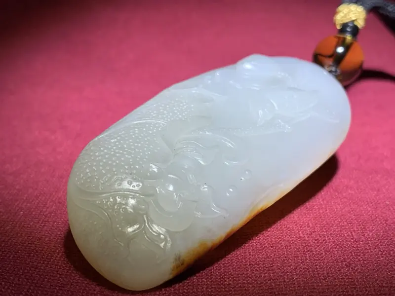 【苏工名家作品【一品清廉】新疆和田玉籽料挂件,精雕莲花,莲花出淤泥而不染,濯清涟而不妖,高洁素雅,鸟儿轻盈站在枝头,活泼生动,背部留有满皮,收藏佳品。】图3