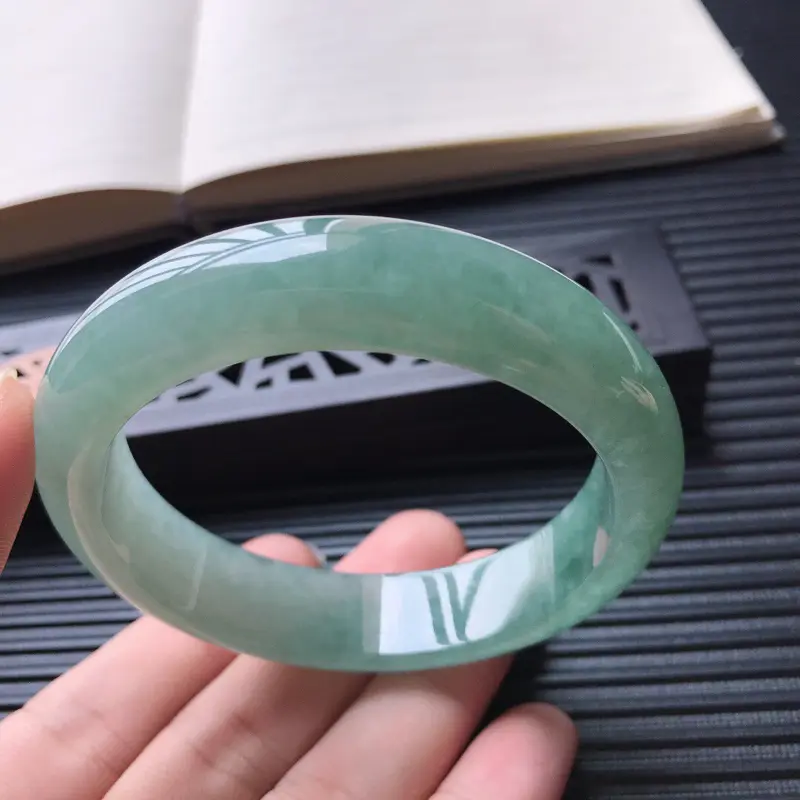 【天然翡翠A货糯化种水润满色正圈宽边手镯,尺寸58.4-14.6-8mm,玉质细腻,种水好 ,胶感十足,底色好,上手效果漂亮##】图6