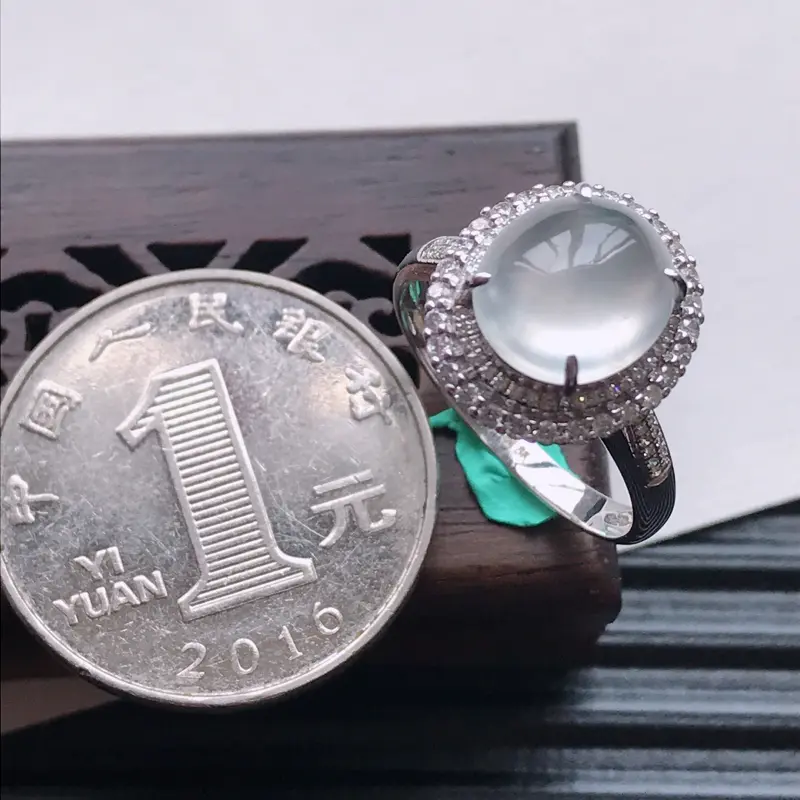 【天然翡翠A货18K金镶嵌伴钻冰种白冰精美蛋面戒指,内径尺寸18mm,裸石尺寸9.6-8.6-4mm,玉质细腻,种水好 胶感十足,底色漂亮,上身效果漂亮】图6