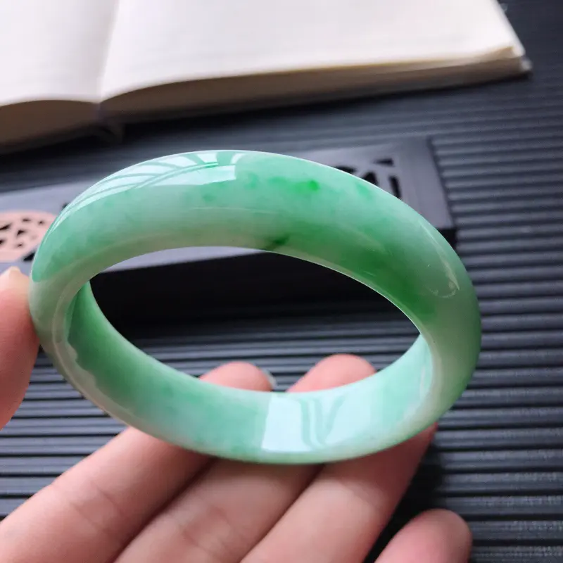 【天然翡翠A货细糯种飘绿正圈宽边手镯,尺寸57-14.7-7.2mm,打灯有纹,不扣手,玉质细腻,种水好 ,胶感十足,底色好,上手效果漂亮】图3