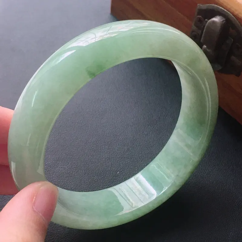 【缅甸翡翠56圈口正圈手镯,自然光实拍,颜色漂亮,玉质莹润,佩戴佳品,尺寸:56.8*15.7*8.4mm,重71.66克】图3