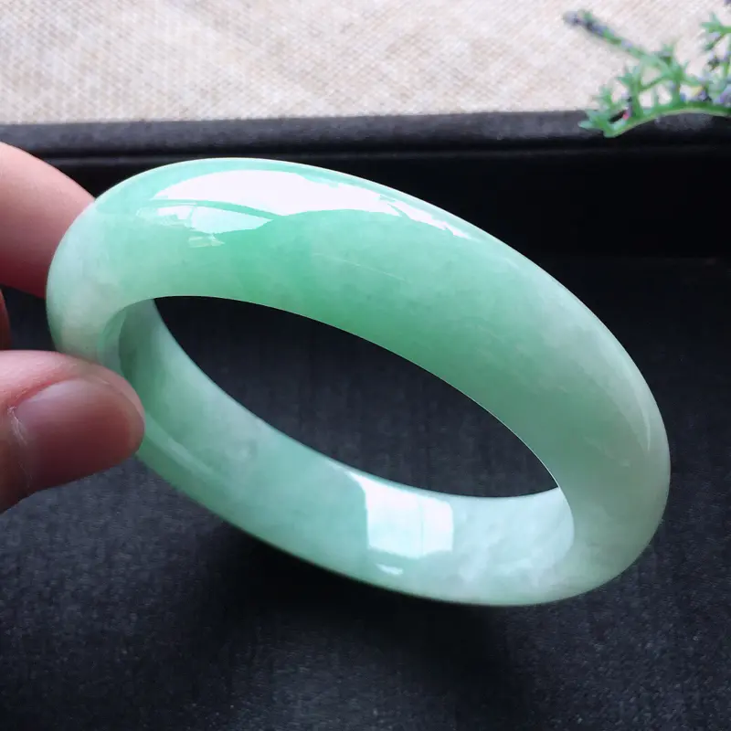【精品翡翠手镯,雕工精美,玉质莹润,尺寸:内径:52.5MM,玉:13.5*8.8MM,总质量:63.5g】图1