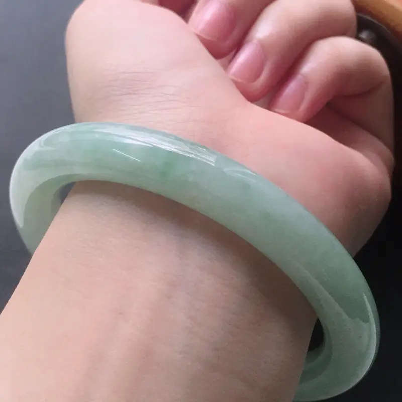 【缅甸翡翠58圈口带绿圆条手镯,自然光实拍,颜色漂亮,玉质莹润,佩戴佳品,尺寸:58.0*9.9*9.7mm,重54.18克】图8
