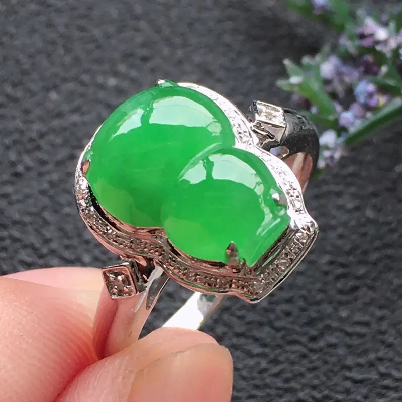 【精品翡翠18K镶嵌伴钻葫芦戒指,雕工精美,玉质莹润,尺寸:内径:17.6MM,裸石尺寸:12.5*8.9*3.2MM,总质量:2.7g】图3