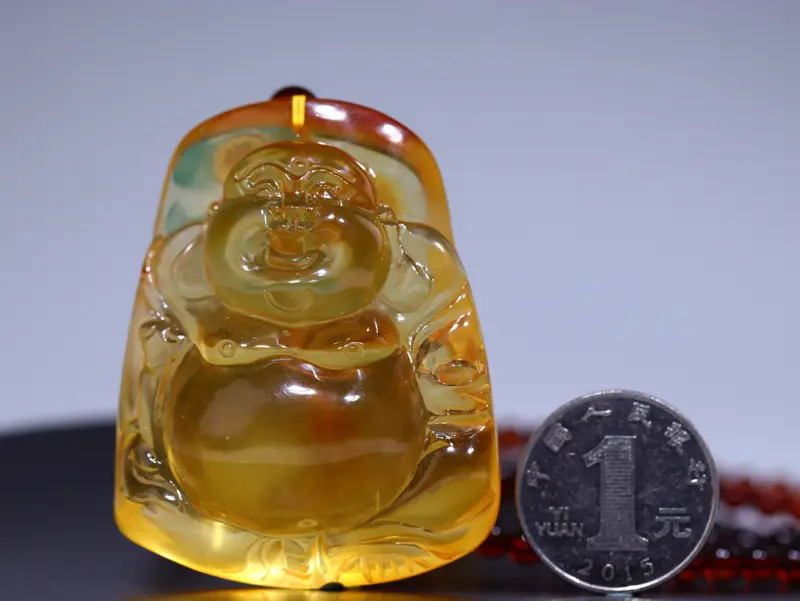 【纯天然原矿精品金珀弥勒佛挂件
雕刻很精美,背部保留了原矿原皮,见证岁月的痕迹,雕刻栩栩如生,精美手工作品,实物上手更美,全品无杂无裂,无任何瑕疵,珀体干净通透,非常完美一件,有缘者得,喜欢不要错过!
配送手工设计原矿血珀项链5.4mm
尺寸52*42*19.5mm裸克重38.2克,总重49.61克##】图1