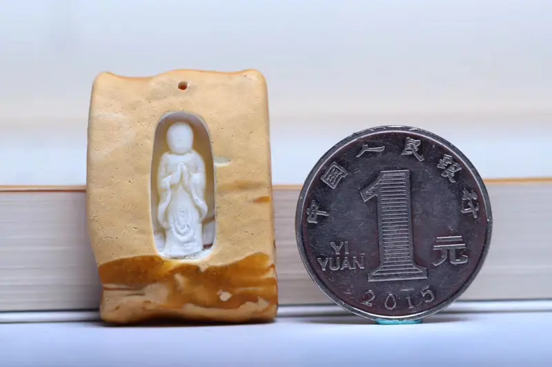 【「无相佛」白蜡吊坠
敦煌石窟壁画风 柴秀文大师作品 天然器型巧雕而成 玲珑精致 佛本无相 以众生相作为相 所以每人心中佛相都不一样 规格32.7*23.7*9.6 克重5.65克】图1