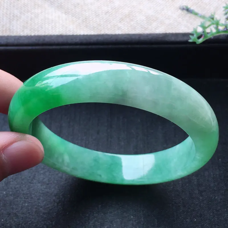 【精品翡翠手镯,雕工精美,玉质莹润,尺寸:内径:56.6MM,玉:12.5*7.8MM,总质量:56.3g】图3