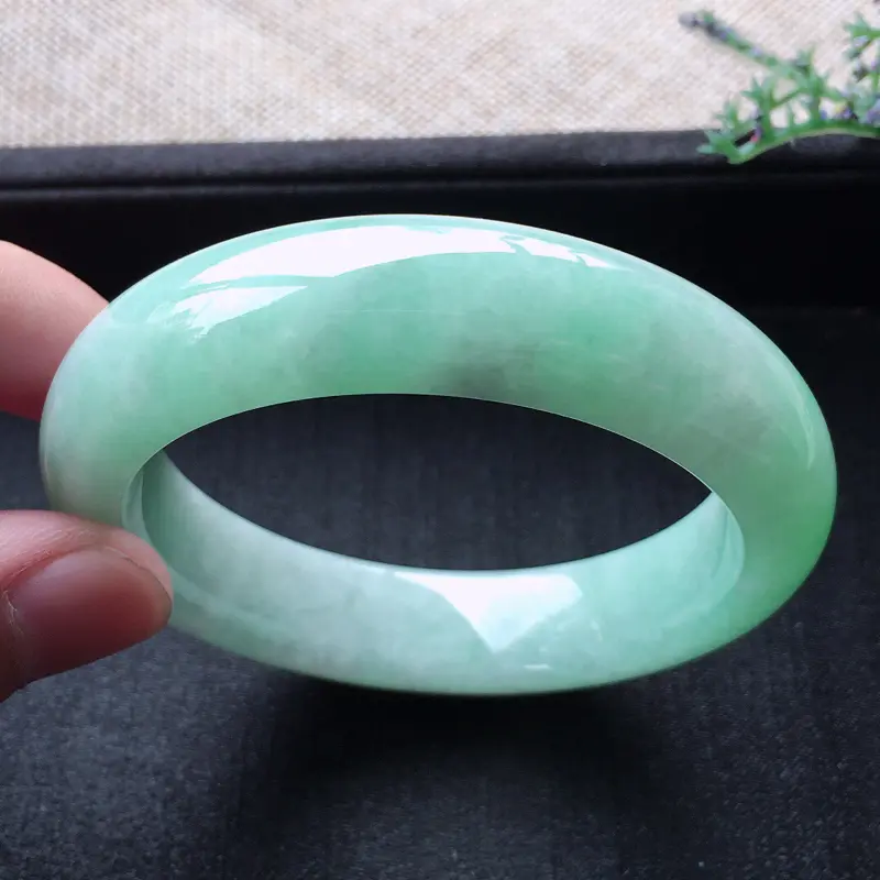 【精品翡翠手镯,雕工精美,玉质莹润,尺寸:内径:52.5MM,玉:13.5*8.8MM,总质量:63.5g】图7