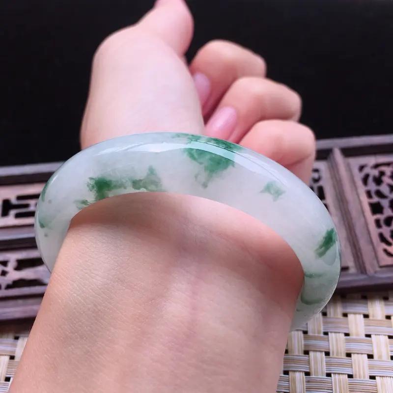 【糯化种飘花正装手镯、圈口55/13/7.5、玉质细腻水润,条形大方,种水好,佩戴效果极佳】图8