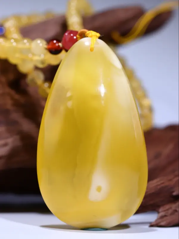 【纯天然原矿精品鸡油黄飘白花蜜蜡水滴
全品无瑕疵,无杂无裂,密度饱满,蜡质浓郁,色泽油润细腻,唯美意境,浓郁鸡油黄之色显示出蜜蜡华贵大气,加之体内流动蜜纹路更是锦上添花,色调浓烈却纯粹,温润如故般的舒服。戴起来古典静雅!完美品质。有缘者得。配手工设计蜜蜡项链。
尺寸66*38*20mm克重22.5克,总重43.85克!】图1