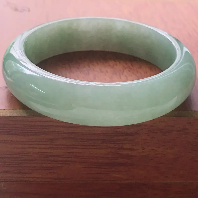 【缅甸翡翠56圈口正圈手镯,自然光实拍,颜色漂亮,玉质莹润,佩戴佳品,尺寸:56.8*15.7*8.4mm,重71.66克】图2